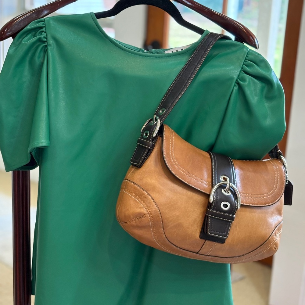 COACH SOHO Excellent Vintage Condition British Tan & Black Bag Cool Buckle 🤎🖤